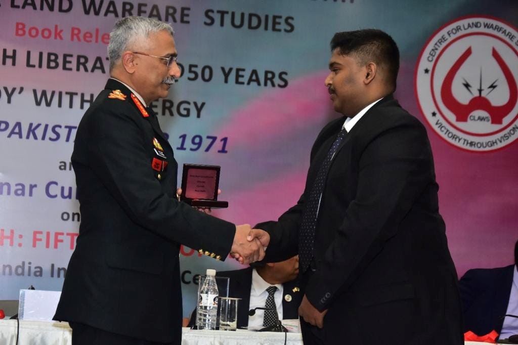r. D S Murugan Yadav receiving Field Marshal Manekshaw Essay Competition Award (FMMEC) from General M M Naravane, PVSM AVSM SM VSM ADC